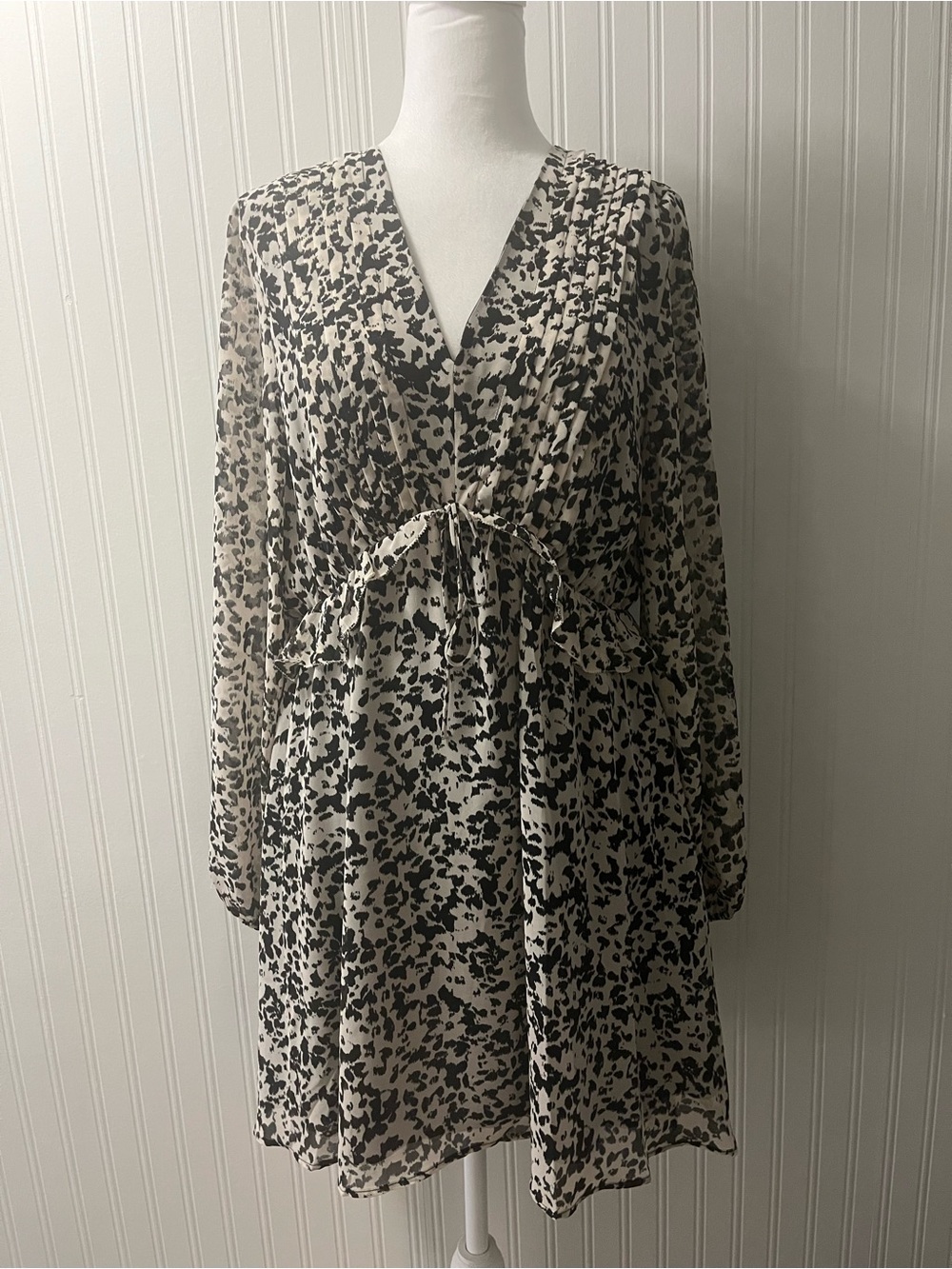 Steve Madden Black and White Animal Print V-Neck Long Sleeve Dress